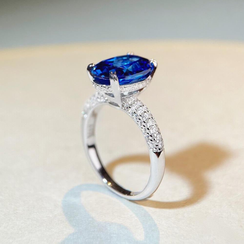 Side view of oval sapphire ring showing pav¨¦-set silver band